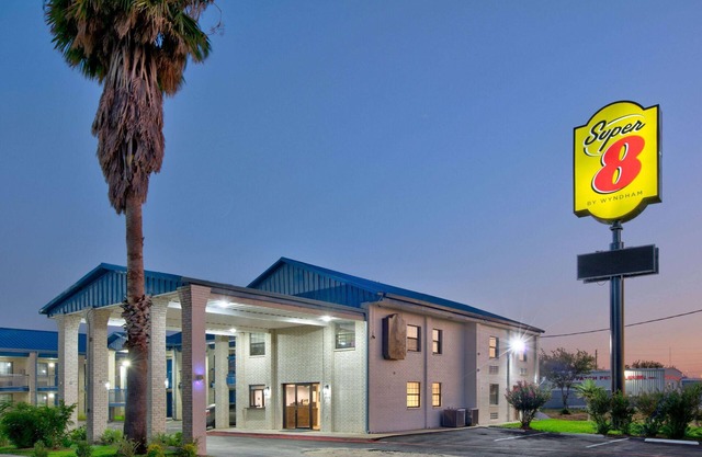 Super 8 by Wyndham Victoria / South / Hwy 59