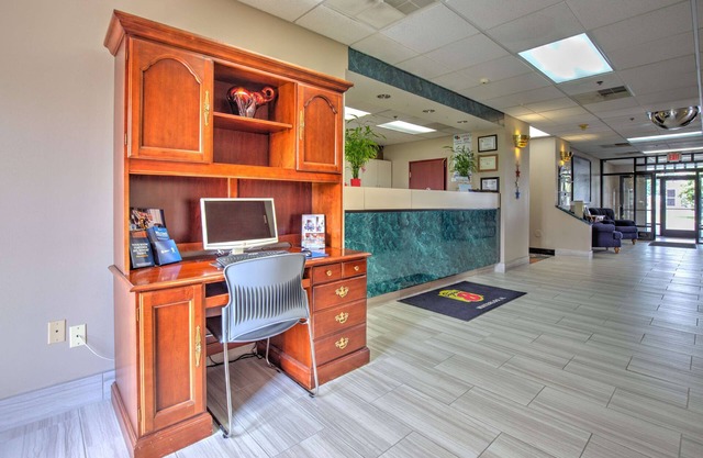 Super 8 by Wyndham Waterloo