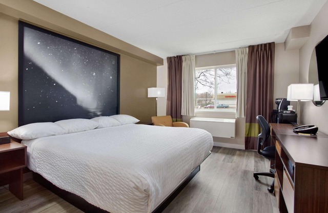 Super 8 by Wyndham Winnipeg West