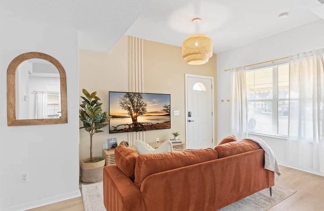 SUPER BOHO- At LAKE TOHO's WATER, SLEEPs 6!