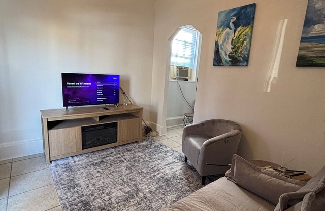 SUPER BOWL - Old Metairie Charm