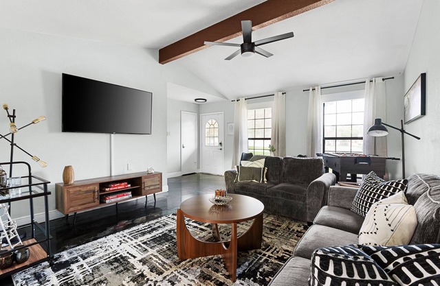 Super clean 3BR Near Hwy & Dining & Shopping