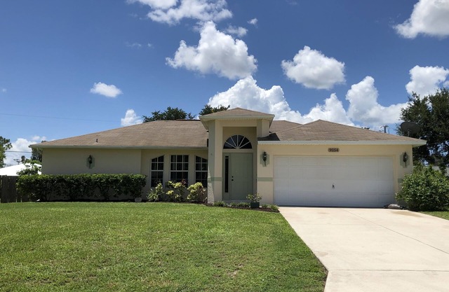 Super Clean, Comfortable, & Centrally Located near RSW and FGCU