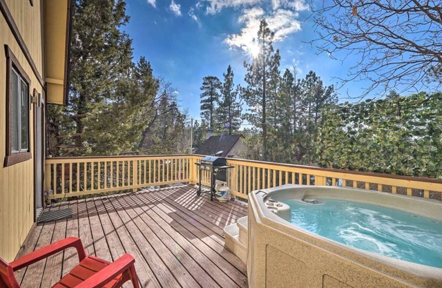 Super Clean Mid-Century Cabin, Walk to Lake, Hot Tub, Village, Mtn Bike, Hiking!