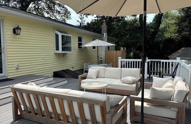 Narragansett, RI Aktualisiertes 4-Bett-Haus mit 2 Bädern und großem Deck