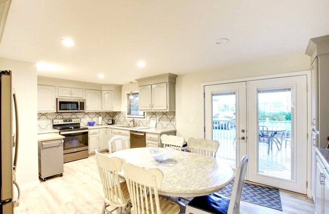Tailgate and then take a 4 min stroll to Lambeau! Fully furnished home!
