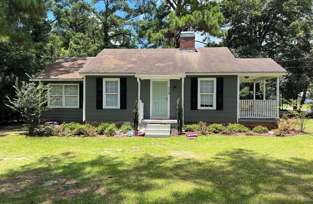 Super Cozy Cottage is updated, fully stocked and close to Downtown Thomasville!
