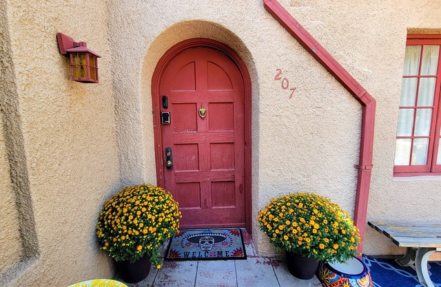 Super cozy southwestern style house. Lots of food/activities nearby.