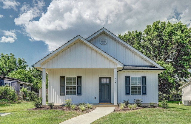 Super-cute, 2022-built, 1 king BR/1 office house in Johnson City - WFH-friendly
