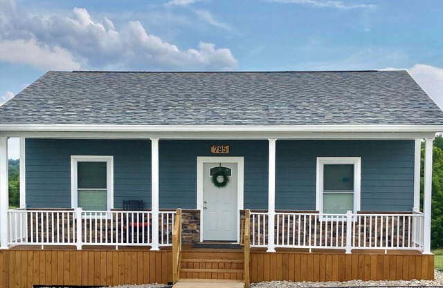 Super cute and Cozy 2-bedroom house with AC and WiFi in dry ridge