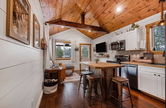 SUPER CUTE & CLEAN MODERN HOME 40 min. to YNP