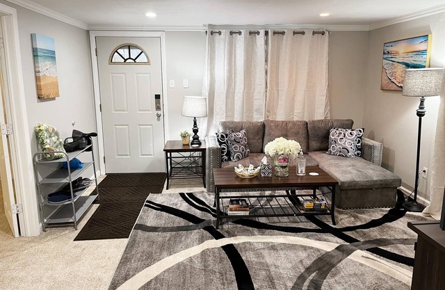 Super Cute & Cozy Home with 65"TV, Grill, 3 beds, A C, Porch..
