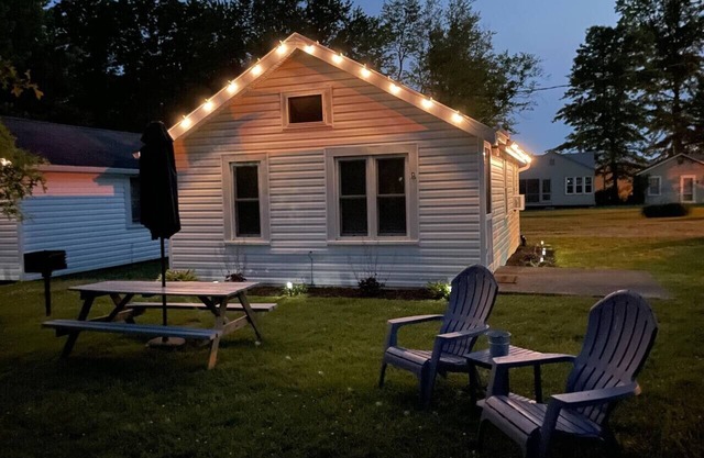 Super Cute Classic Two Bedroom Lake Erie Cottage, walk to Strip and Beach