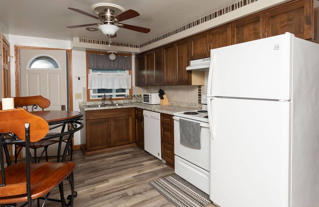 Super cute home located on a dead end street close to Lambeau Field