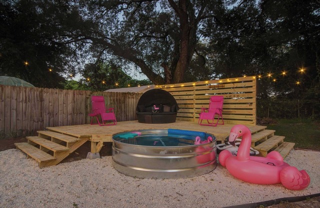 Super Fun Family Bungalow - Hot Tub - Yard Games - Seasonal Cowboy pool