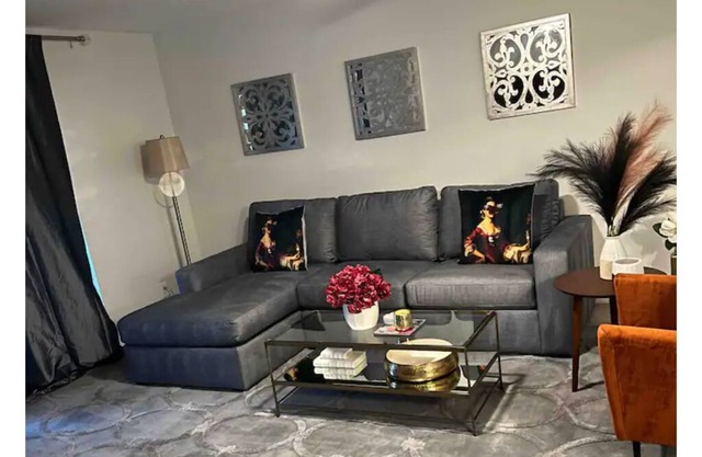 Super Host w/great reviews on Airbnb! II Biltmore Gorgeous Luxury Condo