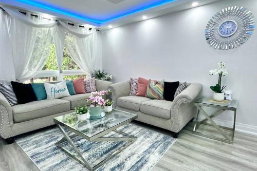 Super Luxury Family Home - 3 Bedrooms, 1 Full Bathroom and 1 Half Washroom with Free Parking, Wifi, Netflix