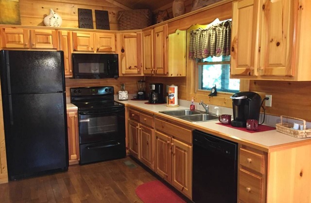 Great Location, sleeps 5...Super Clean, Over 100 5-Star Reviews!