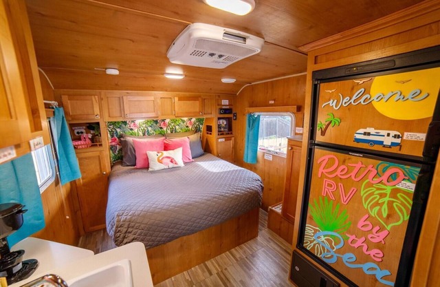 Retro RV durch das Meer haben Vintage Ferien!