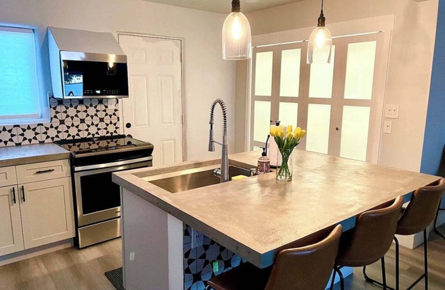 Superb 1-bdrm house with beautiful kitchen and AC in charming Albuquerque!