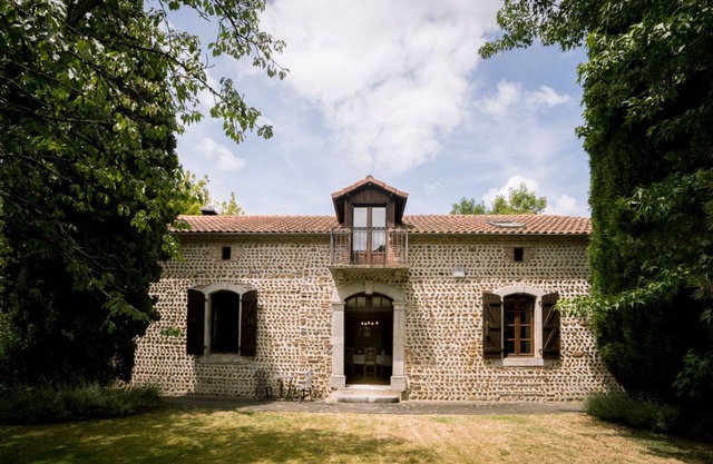 Superb 19. C. Bauernhaus in einem weitläufigen Gelände, in der Nähe von Pyrenäen, Pau und Lourdes