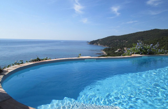 Charming villa with swimming pool and exceptional sea view