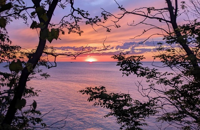 Superb 3-bedroom, 2 bath house on lake erie. 2 min drive to Barcelona Harbor!