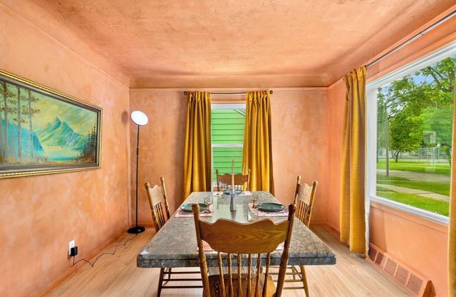 Superb 3-bedroom house with AC in Royal Oak