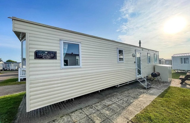 Superb 8 berth caravan, close to amenities at Caister Beach ref 30073F