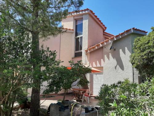 Superb architect villa 230m2 near beach south France