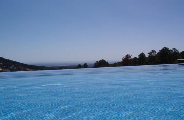 Herrliche Aussicht auf die Küste, Infinity-Pool, eine luxuriöse und ruhige private Familienvilla