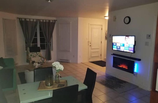 Superb condo 2 bedrooms 5 min from St Laurent