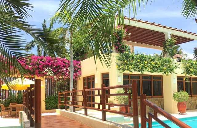 SUPERB CONTEMPORARY CONDO mit Pool und 4 Minuten von CHAHUE BEACH