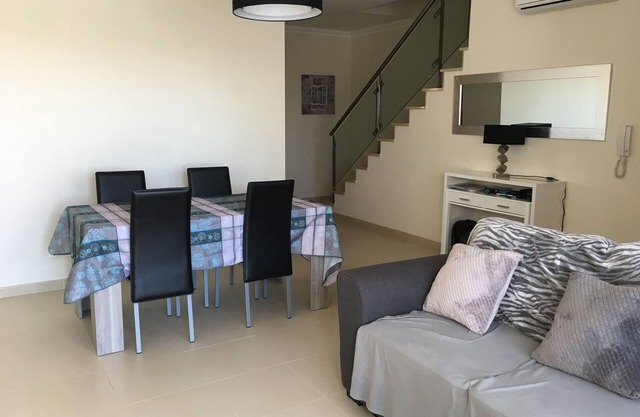 Superb House 4 Personen 2 Schlafzimmer Klimaanlage ruhig moderne geräumige Gärten und Schwimmbäder