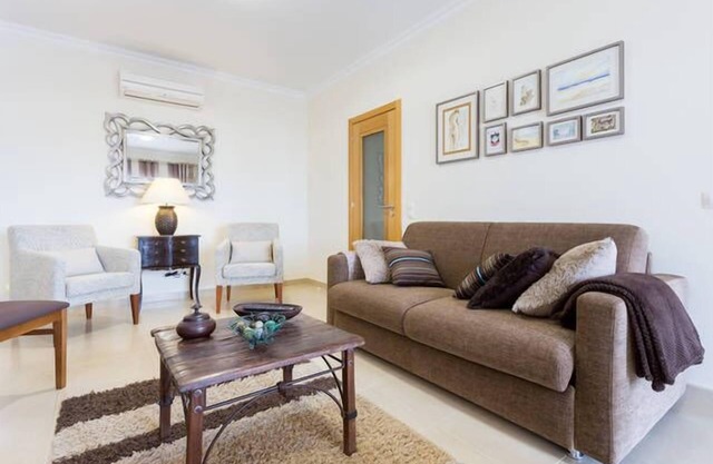 Super Lage! Neben Yachthafen, Strand und Stadt mit fantastischem Pool und Balkon