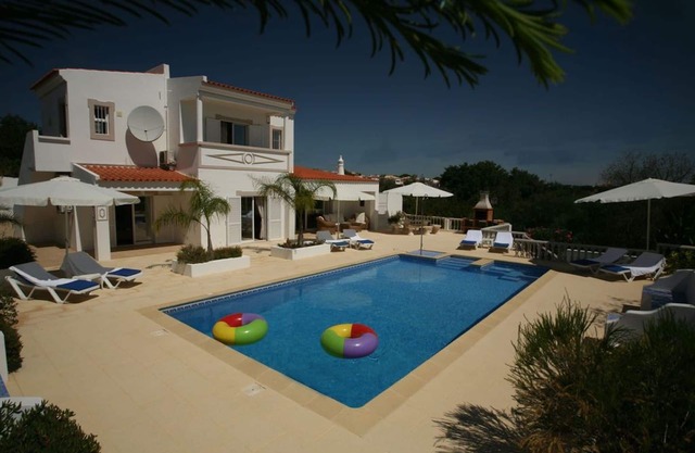 Superb Luxus-moderne Villa, großer privater Pool, Klimaanlage, Wifi und Blick auf das Land.