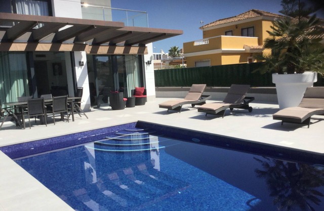 SUPERB MODERN VILLA, PRIVATE POOL, 3 BEDROOMS, 6 PERS, CLOSE TO THE COST