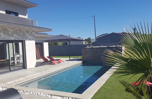 Fantastische neue moderne Villa mit privatem Pool, 400 m vom Meer entfernt