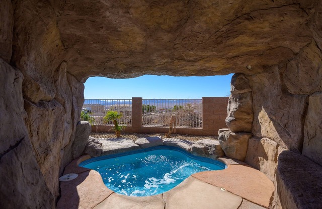 Superb Pool Home w/Grotto, Spa & Waterfall