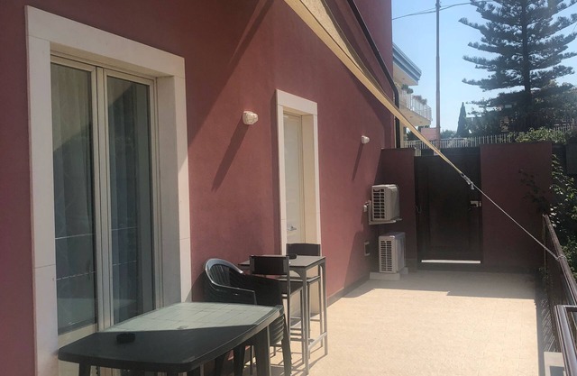 Hervorragende Villa am Meer in der Bucht von Capomulini.