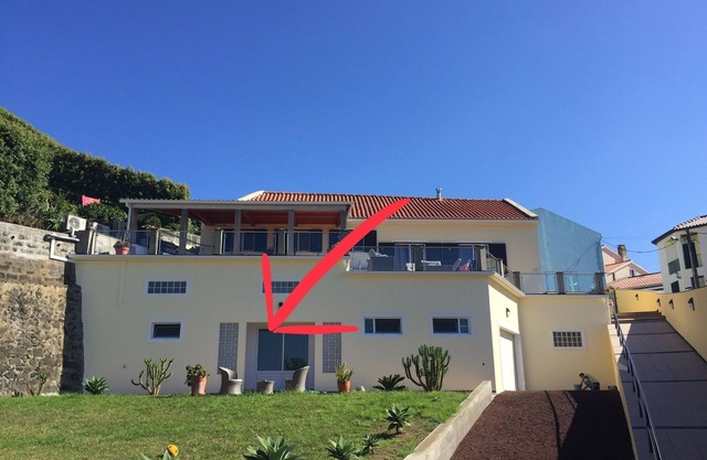 Superb studio fully furnished on a private Quinta -- 5 min from the beach!