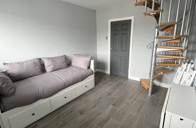 Superb Three Bed Garnant Flat!