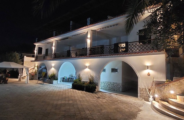 Superb Dreizimmerwohnung im Erdgeschoss einer Villa mit Pool