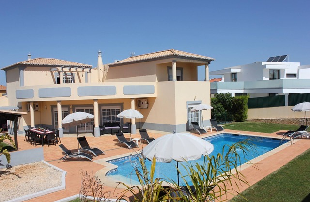 SUPERB BELA VISTA VILLA IN PARCHAL IN EINEM RUHIGEN WOHNGEBIET