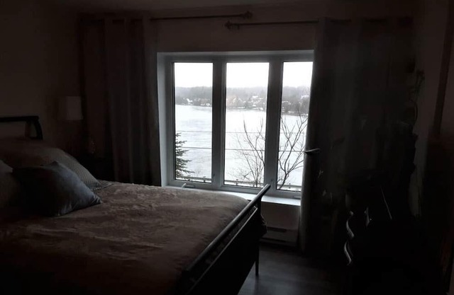 Superbe Studio an Bord de l'eau. Vue panoramique! 50% der Lage außerhalb der Stadt!