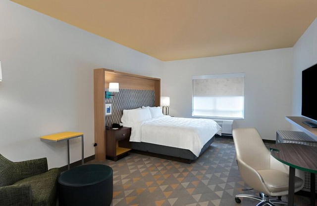 Superbly Appointed Room! Perfect for Work & Play!