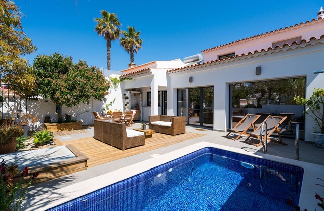 Superbly located, 15 minutes from the beach and city center.