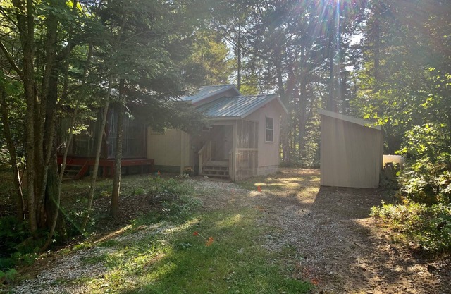 Superior Home - A Cabin in the Woods with SCREENED IN PORCH & Beach Access 🏖