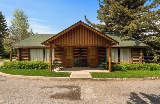 Superior Kitchen cabins with King bed, overlook of lush Bear Creek Meadow