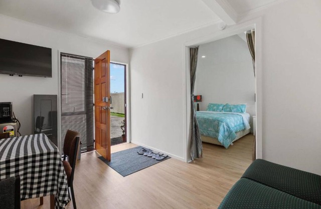 Superking-bed granny flat /free wifi & parking - self check in